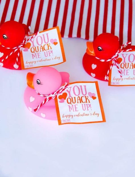 20 of the most fun Valentines cards for kids! Tons of cute printable and DIY ideas that would be perfect for kids in preschool or grade school, party favors, or just giving to your kids for Valentine’s Day! Diy Valentine's Gifts For Kids, Duck Valentine, Valentines Romantic, Daycare Gifts, Valentines Day Cards Diy, Valentines Day Puns, Saint Valentin Diy, Valentines Bricolage, Friend Valentine Gifts