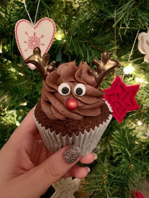 Crismas Cupcakes, Reindeer Cupcakes Christmas, Christmas Decorated Cupcakes, Fondant Eyes, Christmas Cupcakes For Kids, Christmas Cupcake Decorating Ideas, Rudolph Cupcakes, Cute Christmas Cupcakes, Christmas Cupcakes Ideas