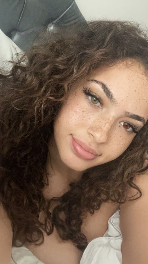 Unique Birthmarks Aesthetic, Heterochromia Eyes Brown And Green, Puerto Rican Girls Pretty, Ash Kash Eyes, Ash Kaash, Ash Kash, Brown Hair And Freckles, Heterochromia Eyes