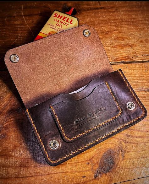 Brando (minimalist edition). In Nut Brown Horween Dublin. 3 full length bill pouches 3 card sleeves Yeah, it’s complicated. #Leather #leatherwork #customleather #customleatherwork #leathergoods Custom Leather Work, Card Sleeves, Custom Leather, Dublin, Leather Working, Full Length, Pouch, Leather