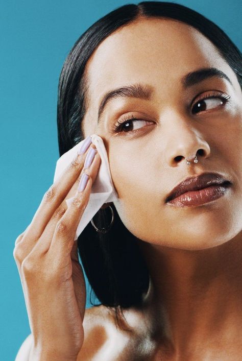 Ask a Beauty Editor: What Is the Best Way to Remove Makeup Without Aging Your Skin? #makeupcleansingoils, #beauty, #beautiful Homemade Mascara, Makeup Removal Tips, Homemade Makeup Remover, Diy Makeup Remover, Homemade Makeup, Makeup Removing, Natural Acne Remedies, Perfect Complexion, Flawless Beauty