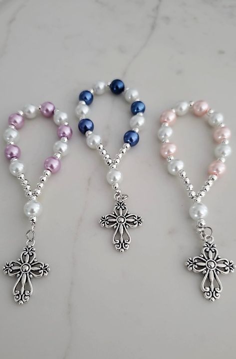 Beautiful finger rosaries in 2 colors made with glass Pearl beads. These rosaries are perfect Baptism Favors, Baby Shower Favors, First Communion Favors, In memory of  They are not stretchy Price is for 1 Rosary Choose your color from the drop-down menu If you choose Navy Blue, the rosary will come in Pearl and Navy Blue color as you see in the pictures If you need any help feel free to message me any time :) Bead size: 8mm Length: 4.5" Each rosary will be packed in a white organza bag 7cm x 9cm Ready to ship within 1-2  business days To see more of my work visit my Instagram page   Madewithbeads13 Thanks for stopping by my shop :) Finger Rosary, Prayer For Mothers, Mini Rosaries, Rosary Jewelry, First Communion Favors, Communion Favors, Favors Baby Shower, Paper Flower Crafts, Angel Gifts