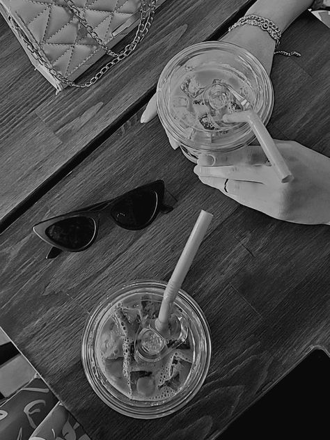 Summer bummer Late Night Dates, Night Dates, Ava Chen, Nightlife Aesthetic, Twisted Love, Night Snacks, Night Shift, Coffee Date, Night Sky Photos