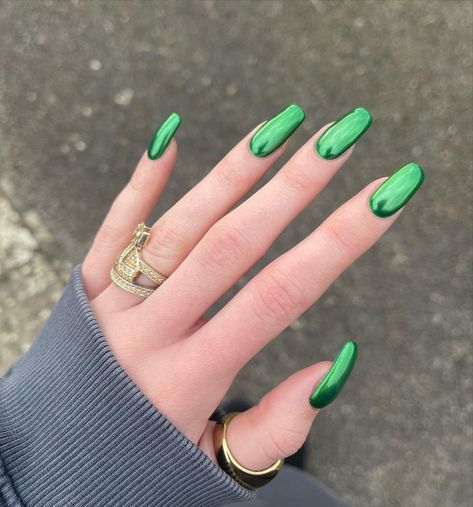 Dark Purple Nails, Nails Dark, Brown Nails Design, St Patricks Day Nails, Chrome Nail Art, Chrome Nails Designs, Racun Shopee, Green Chrome, Green Nail