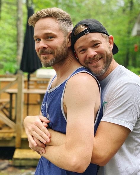 Shawn and Aaron Ashmore Aaron Ashmore, Gay Wedding Photos, Shawn Ashmore, Celebrity Twins, Lycra Men, Hottest Male Celebrities, Luke Evans, Man In Love, Good Looking Men