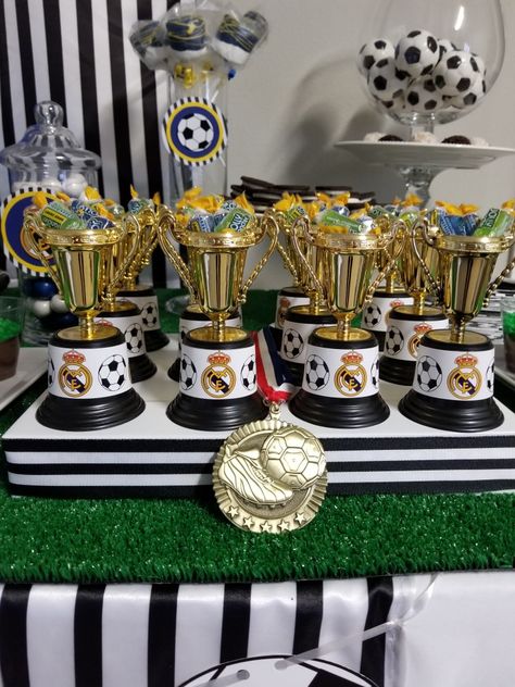 Real Madrid Theme Birthday Party, Real Madrid Party Ideas, Real Madrid Birthday Party Decoration, Real Madrid Birthday Party, Real Madrid Birthday, Soccer Theme Parties, Soccer Birthday Cakes, 5th Birthday Boys, Soccer Birthday Parties