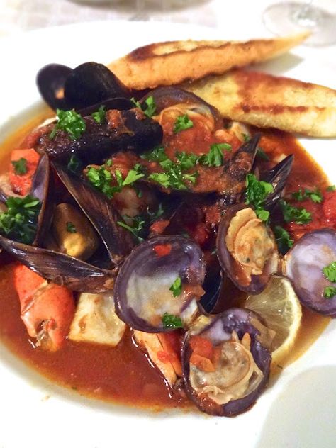 Fish Dinner Ideas, Italian Fish Stew, Feast Of 7 Fishes, Italian Seafood Stew, Italian Fish, Seafood Stew Recipes, Italian Seafood, Gold Food, 7 Fishes