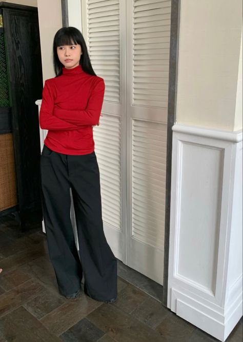 Black Flair Pants Outfits Winter, Sleek Going Out Outfits, Trench Winter Outfit, Business Proffesional Outfit Women, 90s Womens Workwear, Classic 90s Outfit Women, Minimalist 90s Fashion, 90s Minimalism Fashion Winter, Oversized Trousers Outfits