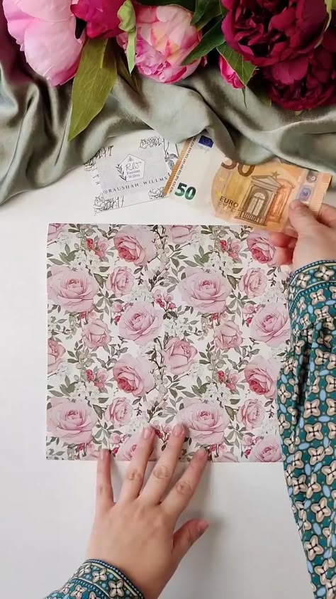 By: @raushan_willms on IG Envelope For Money, Pretty Gift Wrapping, Pretty Gift Wrapping Ideas, Gift Wrapping Techniques, Creative Gift Wraps, Wrapping Techniques, Gift Wrapping Inspiration, Seni Dan Kraf, Simple Gift Wrapping