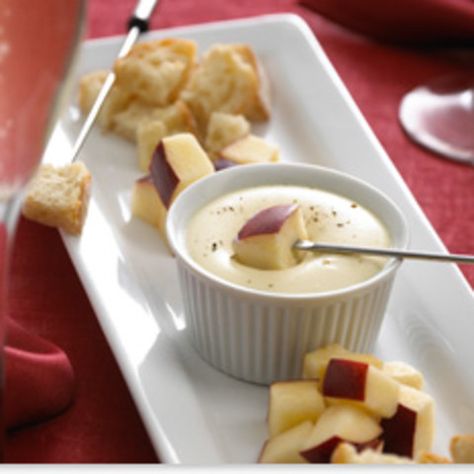 Creme de Brie Fondue for Two Brie Fondue, Alouette Cheese, Fondue For Two, Warm Brie, Brie Cheese Recipes, Spreadable Cheese, Fondue Party, No Cook Appetizers, Fondue Recipes