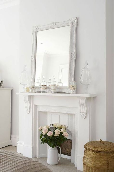 Camini Shabby Chic: ecco 40 Idee Originali e Decorative | MondoDesign.it Camino Shabby Chic, Unused Fireplace, Shabby Chic Decorating, Fake Fireplace, Cottage Shabby Chic, The Mantle, White Fireplace, Bedroom Fireplace, Decor Shabby Chic