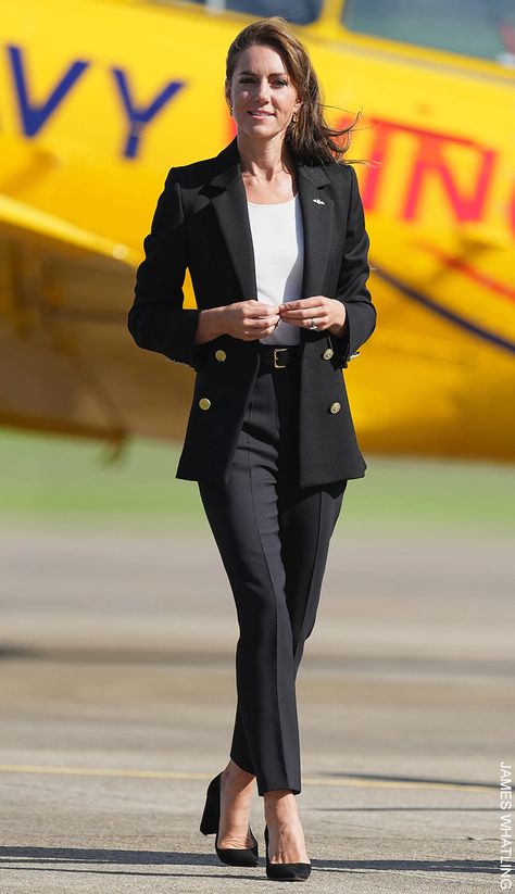 Kate Middleton's Top 13 Style Secrets for Polished Perfection Moda Kate Middleton, Kate Middleton Style Outfits, Düşes Kate, Princesse Kate Middleton, Army Coat, Looks Kate Middleton, Military Chic, Queen Kate, Kate Middleton Outfits