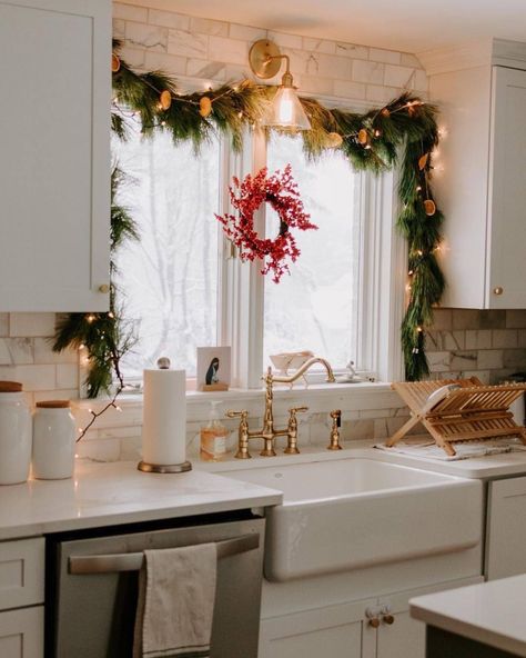 Hosting Era, Dried Citrus, Cottage Journal, Cozy Christmas Decor, Christmas Decor Inspiration, Cottage Christmas, Christmas Time Is Here, White Cottage, Christmas Inspo