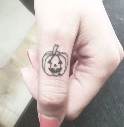 CafeMom.com : Jack-O'-Lantern Finger : 30 Tattoos for Anyone Who's Obsessed With Halloween -- For a subtle nod to a lifelong love of Halloween, there's no better way to go than by opting for a tiny tattoo. This teeny jack-o'-lantern made its way to a "spooky babe's" thumb. Check out the charming attention to detail. And straightforward black ink has its charm. Azalea Tattoos, Small Pumpkin Tattoo, Dahlia Tattoos, Magnolia Tattoos, Lantern Tattoo, Pumpkin Tattoo, Finger Tattoo For Women, Tattoo Hand, Inspiration Tattoo