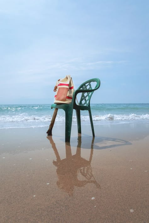 Beach Still Life Photography, Bag Photography Outdoor, Summer Still Life Photography, Outdoor Still Life Photography, Loewe Still Life, Outdoor Bag Photography, Loewe Photography, Beach Still Life, Summer Still Life