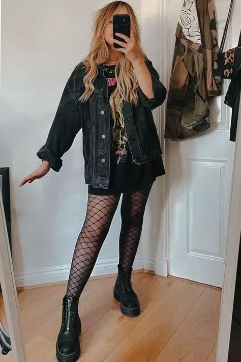 All Black Rock Outfit, Punk Clothing Women, 2023 Emo Outfits, Dr Marten Concert Outfit, Green Boot Outfit Ideas, Alternative Outfits Concert, Edgy Outfits Concert, Womens Rock Outfits, Rock Fest Outfit