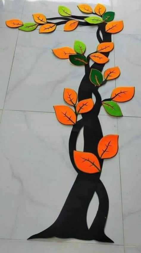 Soft Board Decoration, Craft Tree, Diy Crafts For School, School Art Activities, School Kids Crafts, School Board Decoration, School Door Decorations, Paper Flower Art, Preschool Arts And Crafts