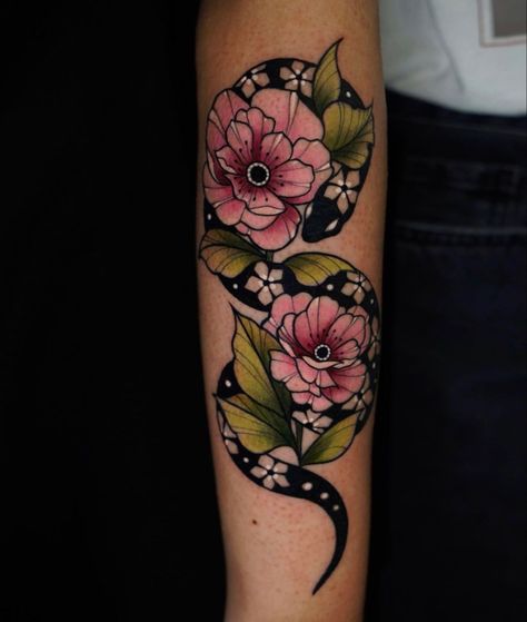 Neo Traditional Spine Tattoo, Traditional Tattoos Woman, Flower Snake Tattoo, Floral Snake Tattoo, Traditional Flowers Tattoo, Alt Hippie, Snake And Flowers Tattoo, Contemporary Tattoo, Traditional Tattoo Woman