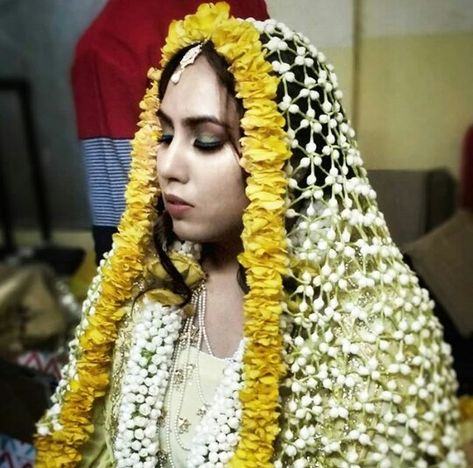 #floral #phoolonkichadar #haldi #floralwear #haldifunction #floraldupatta #haldiceremony Sanchak Decoration, Nikah Veil, Flower Mandap, Flower Dupatta, Dupatta Ideas, Floral Dupatta, Flower Jewellery For Mehndi, Khafif Mehndi Design, Wedding Flower Jewelry