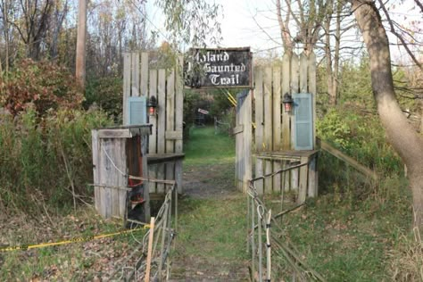 This Horrifying Haunted Trail In Vermont Will Leave You Shaking In Your Boots Haunted House Ideas Outdoor, Walk Through Haunted House Ideas, Outdoor Haunted Trail Ideas, Easy Haunted Trail Ideas, Haunted Trail Ideas Diy, Diy Haunted Trail, Halloween Haunted Trail Ideas, Haunted Hayride Ideas, Diy Haunted Trail Ideas