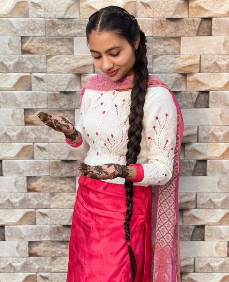 Wollen Handmade Sweaters, Winter Sweaters With Punjabi Suits, Woolen Handmade Sweater Design For Women, Winter Sweaters For Women Indian, Woolen Sweater Handmade, Woolen Sweater Design, Motivation Books, Patiala Suit Designs, Woolen Tops