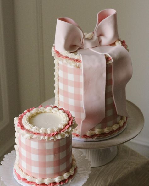 gingham is always a fav but PINK gingham? LOVE #cakedecorating #girlsjustwannabeone #firstbirthday #smashcake #cakedesign #birthdaycake Gingham Cake Ideas, Pink Gingham Cake, Gingham Cake, Checkered Cake, How To Make Pink, Baby First Birthday Cake, First Birthday Cakes, Pink Gingham, Baby First Birthday