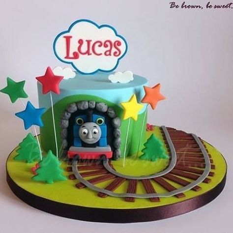 Thomas Train Birthday Cake, Thomas The Tank Cake, Thomas And Friends Cake, Thomas Birthday Cakes, Thomas Cake, Thomas Train Birthday, Cake Transport, Train Theme Birthday Party, Thomas The Train Birthday