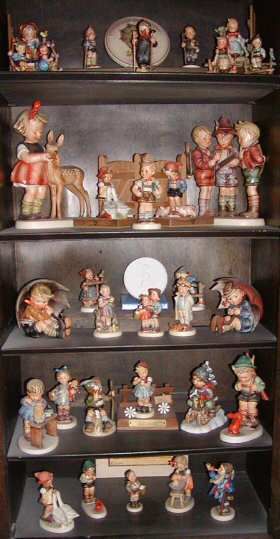 Hummel Figurines Vintage, Goebel Figurines, Hummel Figurines Antiques, Church Aesthetic, Goebel Hummel, Hummel Figurines, Vintage Display, German Dolls, Vintage Dishes