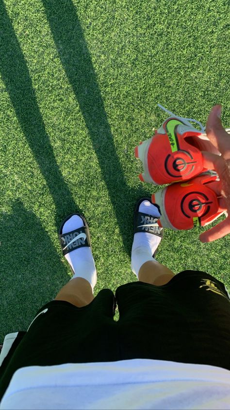 Football Shoes Aesthetic, High School Soccer Boys, Football Games Aesthetic, Footballer Aesthetic, Boy Snaps Pic, Football Motivation, Girls Soccer Cleats, Football Aesthetic, Football Poses