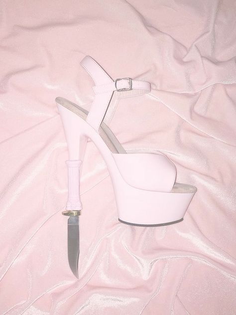 Knife Aesthetic, Creepy Cute Fashion, Daphne Blake, Pretty Knives, Cool Knives, Creepy Cute, Girl Gang, Pastel Goth, Pink Aesthetic