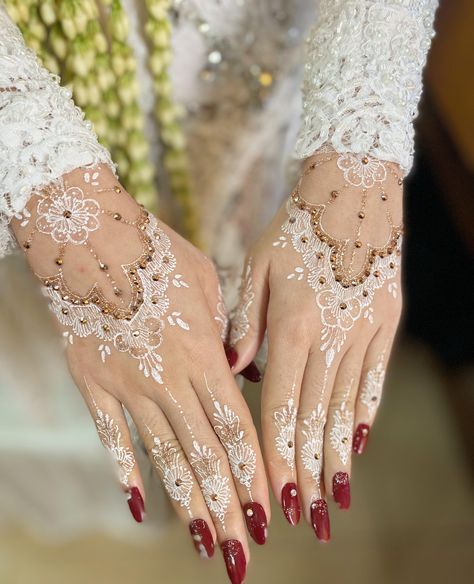 #BEAUTY ,#REALATIONSHIPS #Fashion #Outfits #SUMMER Outfits #Animals Elegant Bridal Henna, Henna White Wedding, Henna Art Wedding, Inai Nikah, White Wedding Henna, Nikah Henna, Henna Nikah, Motif Henna, Henna Pengantin