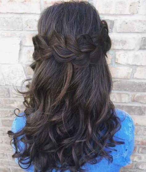 Wavy Half Updo With Crown Braid Wavy Hairstyles For Party, Medium Wavy Hairstyles, Hairstyles For Party, Braid Half Up, Braided Half Updo, Short Hair Hacks, Braided Half Up, Prom Hairstyles For Short Hair, Wavy Hairstyles