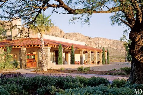 dam images decor 2015 07 desert exteriors desert exteriors 04 wm Desert Ranch House, Moroccan Exterior, Desert Home Exterior, Arizona House Plans, Hacienda Architecture, Texas Ranch Homes, Desert Landscape Ideas, Desert Ranch, Palm Beach House