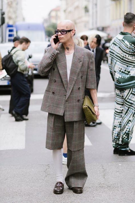 Street style at Milan Fashion Week Men’s Spring 2025 Milan Fashion Week Men, Hong Kong Fashion, Paris Fashion Week Men, Street Style Photos, Stylish Mens Outfits, Sport Chic, Street Style Chic, Street Outfit, Mens Spring