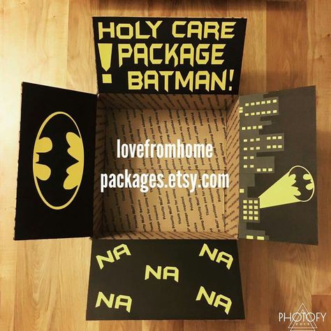 Batman package                                                                                                                                                                                 More Batman Gift Wrapping Ideas, Batman Crafts For Boyfriend, Batman Gift Ideas For Boyfriend, Batman Gift Basket, Batman Box Gift, Batman Gift Ideas, Bday Gift For Boyfriend, Batman Diy, Gift Ideas For Boyfriend