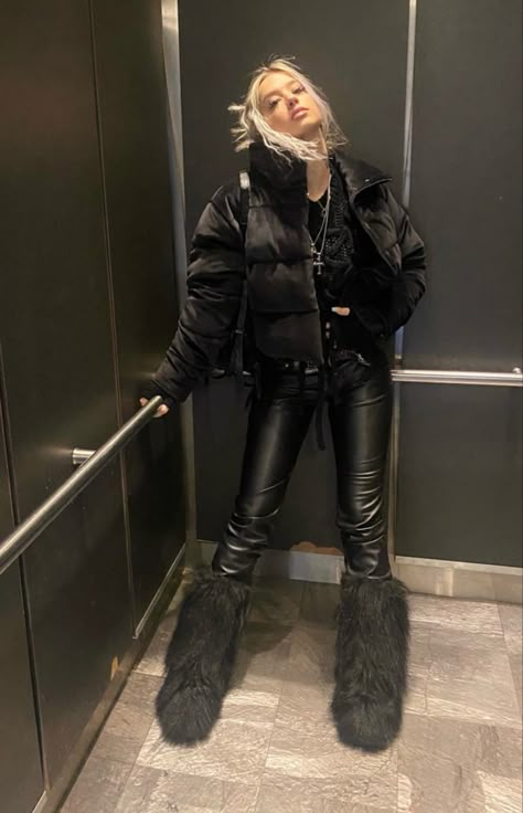 Fur Boots Outfit, Fancy Fits, Estilo Swag, All Black Fashion, Baddie Fits, Taylor Hill, Fashion Aesthetics, Girl Fits, Streetwear Fashion Women