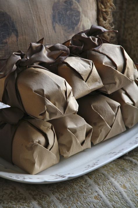 Bread Loaf Wrapping Ideas, Loaf Gift, Bake Sale Packaging, Bread Packaging, Baking Packaging, Dessert Packaging, Christmas Food Gifts, Bakery Packaging, Cake Packaging