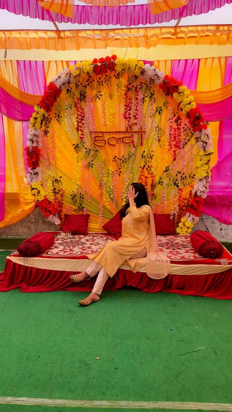 Haldi Ceremony Photos, Haldi Ceremony Snap, Shadi Wala Ghar Decor, Haldi Snap, Haldi Aesthetic, Haldi Background, Haldi Function Decoration, Indian Wedding Aesthetic, Haldi Decoration Ideas