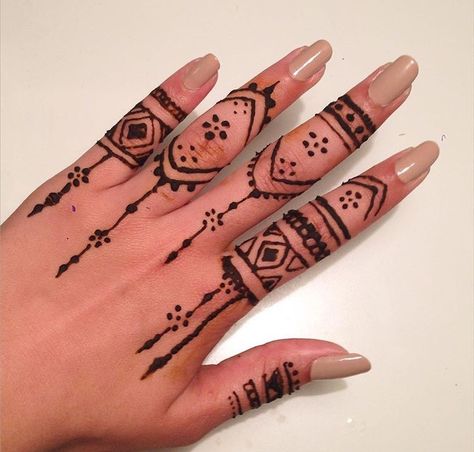 Hana Design Easy, Hana Tato Ideas, Hana Tato, Simple Hannah Design, Henna Rings, Mehendi Tattoo, Henna Mendhi, Cute Henna Designs, Cute Henna Tattoos