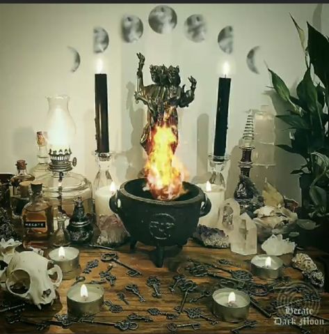 Dark Goddess Altar, Hekate Alter Ideas, Full Moon Altar, Hecate Alter Ideas, Hekate Altar Ideas, Hecate Worship, Hekate Alter, Hecate Altar Ideas, Hecate Alter