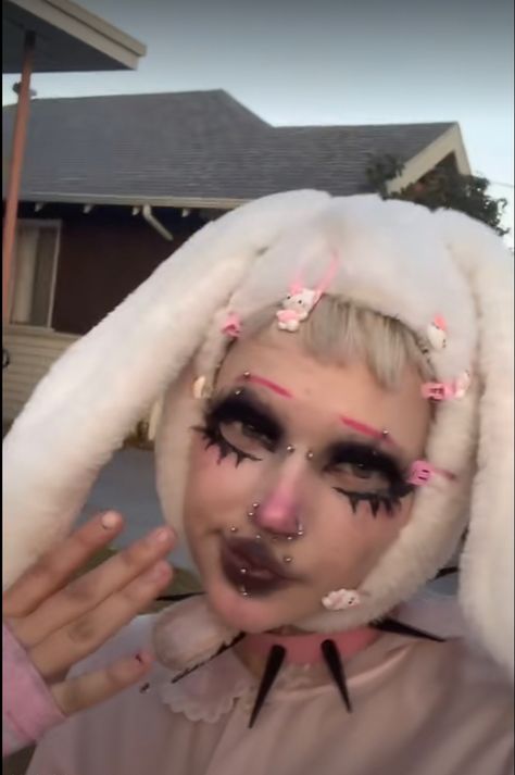 Nekobite Makeup, 2020 Makeup Alt Cringe, 2020 Alt Makeup Cringe Arson, Goth Pink Makeup, 2020 Alt Makeup, Perky Goth, Pastel Goth Makeup, Alt Aesthetic, Alt Makeup