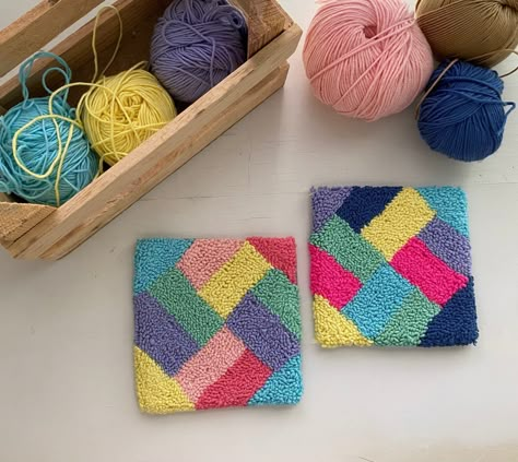 Square Punch Needle, Punch Needle Square, Punch Needle Coaster Patterns Free Printable, Tufted Coasters, Punch Needle Art, Punch Needle Ideas, Rug Cute, Rug Tufting, Cute Coasters