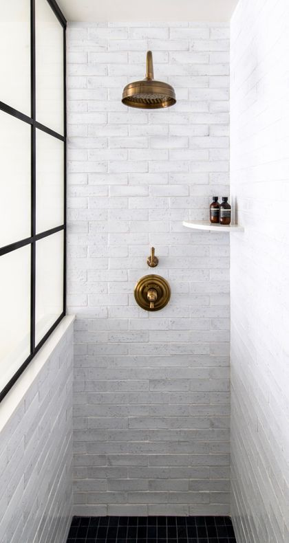 20 Bathrooms With The Most Beautiful Tile Work We've Ever Seen Simple Bathroom Decor Ideas, Hunted Interior, Bathroom 2023, Sitting Room Design, Gorgeous Bathroom, Primary Bathroom, Green Tile, Pink Bathroom, Downstairs Bathroom