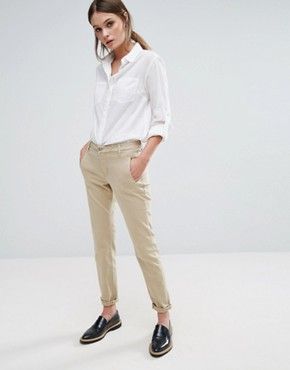 Chinos Women Outfit, Minimalisticky Chic, Chino Pants Women, Womens Chinos, Asos Fashion, Mode Casual, Androgynous Fashion, 2020 Fashion, Tomboy Fashion