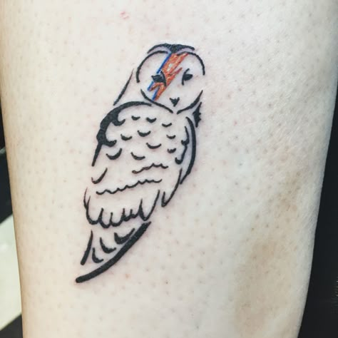 My Bowie/labyrinth tattoo. Done by Sean Wick at Dogfather tattoo co. Labyrinth Tattoo, David Bowie Tattoo, Bowie Labyrinth, Tatuagem Masculina Pequena, Movie Tattoo, Owl Tattoo, Piercing Tattoo, Get A Tattoo, Tiny Tattoos