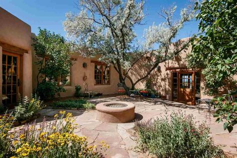 adobe home courtyard Desert Living Outdoor Spaces, Southwest Adobe Homes, Adobe House Courtyard, Bishops Lodge Santa Fe, Santa Fe Homes Exterior, Adobe Ranch House, Hacienda With Courtyard, Adobe Homes Exterior, Arizona Homes Exterior