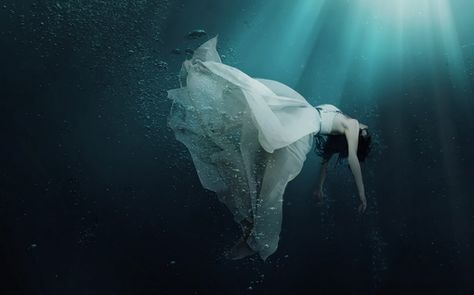 ριитєяєѕт: ıŋ۷σƙıŋɠѕ℘ιяιɬѕ Girl Under Water, Water Aesthetic, Girl In Water, Underwater Art, The Dark Artifices, Water Photography, Supermodels Runway, Beauty Magazine, Photography Magazine