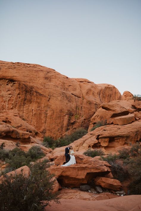 Las Vegas Wedding Inspiration, Red Rock Canyon Las Vegas, Epic Landscape, Landscape Wedding, Photo Mood, Red Rock Canyon, Vegas Elopement, Rock Wedding, Couples Outfit