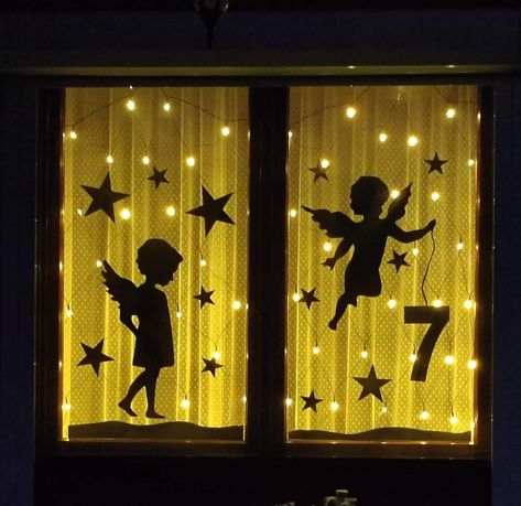 Easy Christmas Window Decorations, Christmas Advent Window Display, Advent Windows Ideas, Advent Window Display, Christmas Window Decorations With Lights, Christmas Window Silhouettes, Christmas Advent Window, Advent Window Ideas, Christmas Window Decorations Indoor