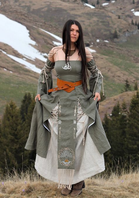 Viking Wedding Dress, Viking Ideas, Wedding Dress Fantasy, Halloween Costumes Plus Size, Viking Queen, Costume Viking, Celtic Dress, Digital Hair, Celtic Clothing